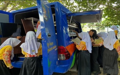 PERINGATI HARI BUKU NASIONAL, DISPERSIP TANAH BUMBU GELAR ACARA KAMPANYE LITERASI DI SMAN 1 SATUI