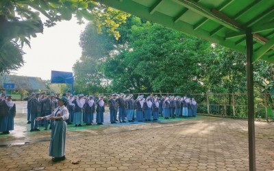SMAN 1 Satui Gelar Upacara Pertama Awal Tahun 2025